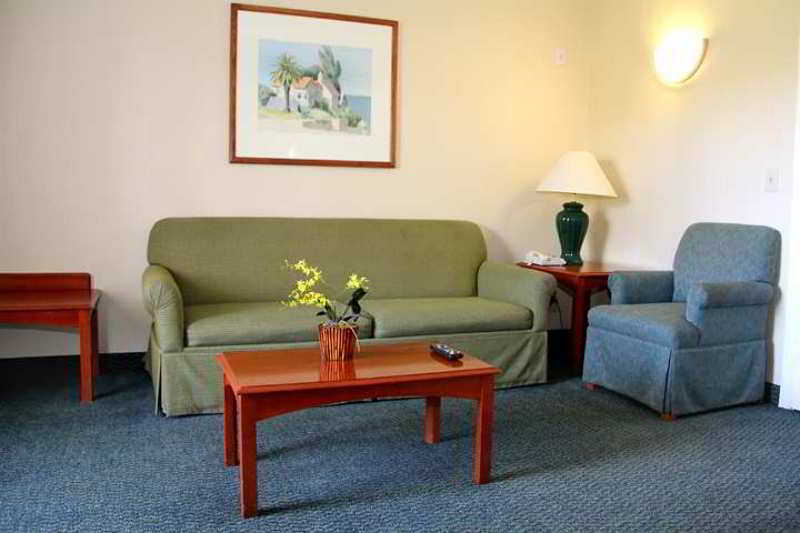 Hampton Inn & Suites San Clemente Room photo